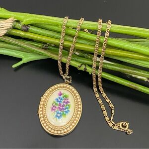 Vintage AVON Gold-tone Oval Floral Faux Pearl Locket Pendant 24” Necklace 33g